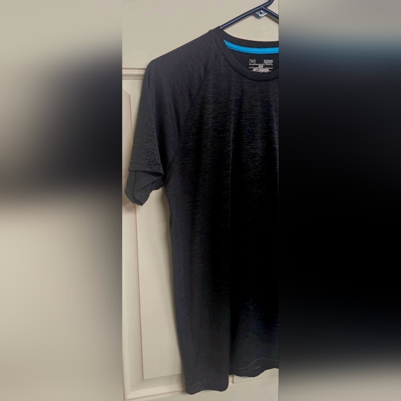 Men's Size Small Like New Short Sleeved Under Armour Loose Fit Heatgear Shirt. - Picture 4 of 10